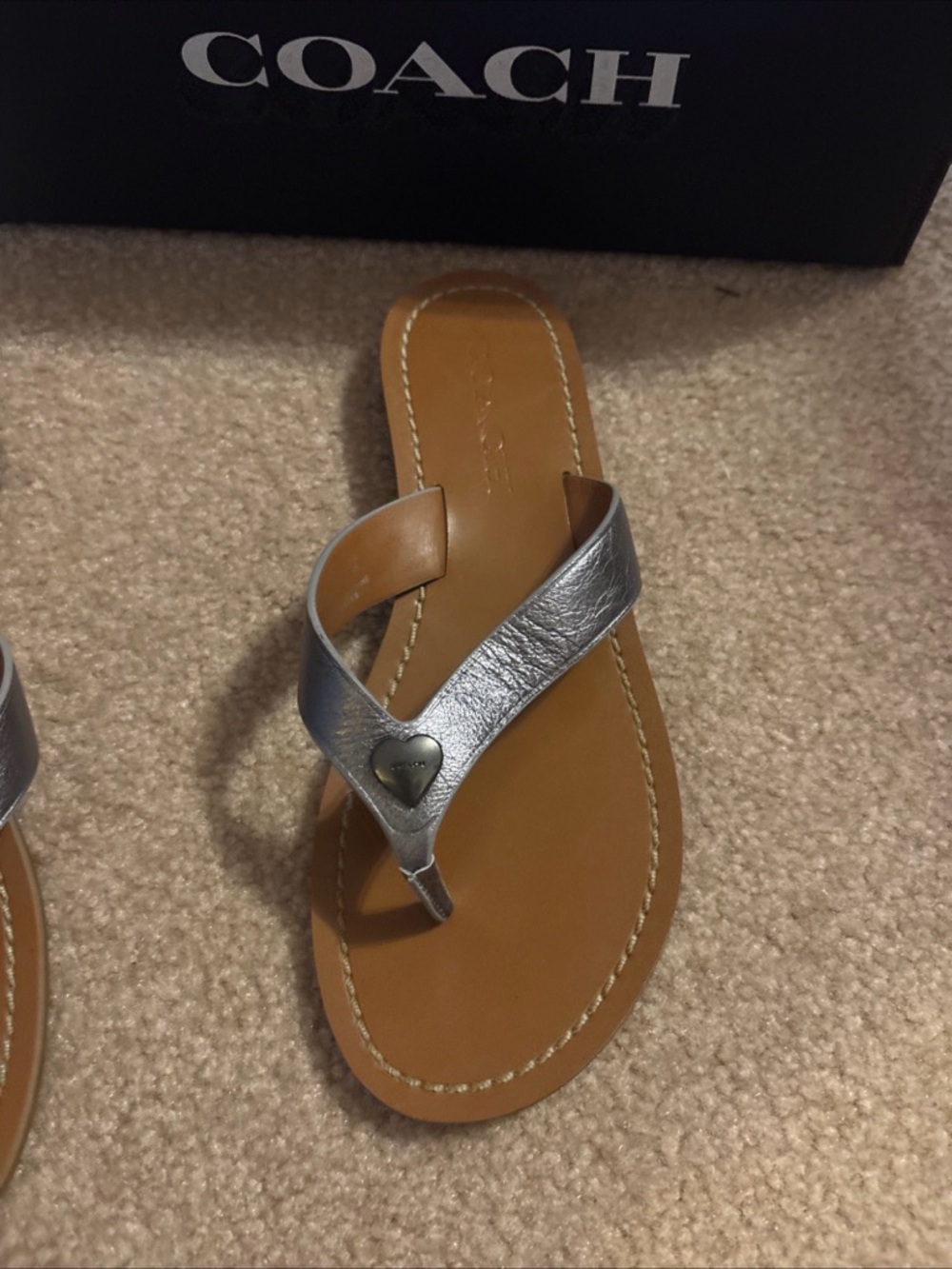 COACH Women's Silver Leather Heart-Accent Thong Sandals Ellis style FG2098 5.5B - Picture 3 of 6